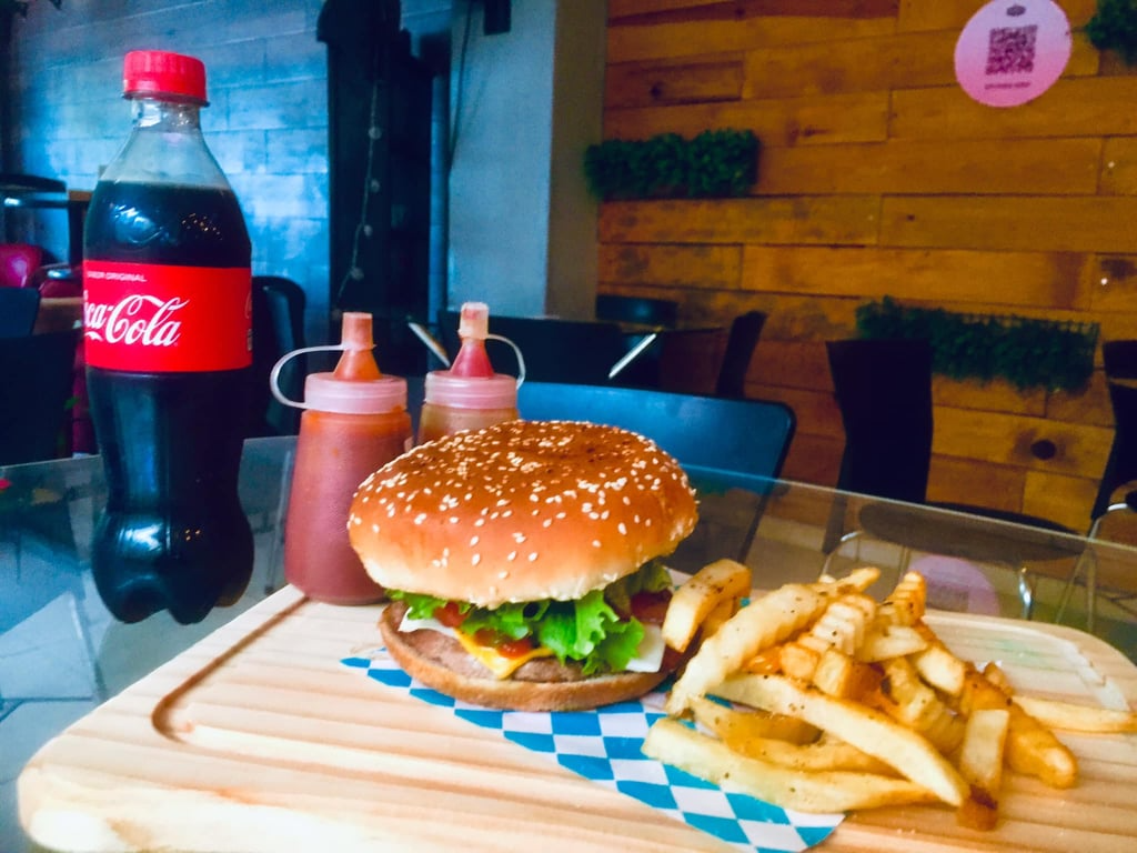 Combo Burger + Papas + Bebida